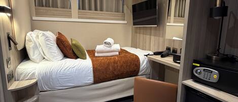 Single Room, 1 Twin Bed | Free minibar items, in-room safe, laptop workspace, blackout drapes