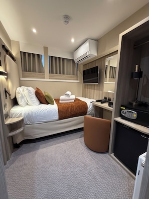 Quarto solteiro | Frigobar (abastecido com alguns itens grátis), cofres nos quartos