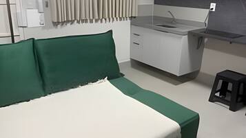 Ein Schlafzimmer mit einem Bett, einem Schreibtisch und einem Stuhl.