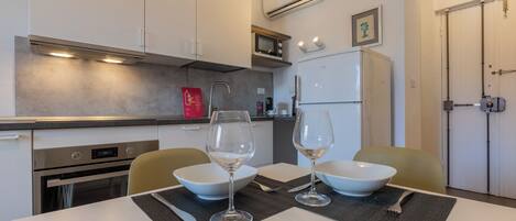 Apartment, 1 Bedroom | Private kitchen | Microwave, oven, stovetop, dishwasher
