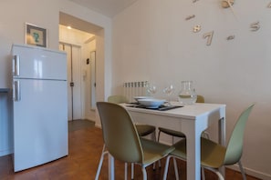 Lägenhet - 1 sovrum | Eget kök | Mikrovågsugn, ugn, spishäll och diskmaskin
