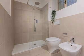 Appartement, 1 chambre | Salle de bain | SĂšche-cheveux, serviettes fournies, savon, shampoing