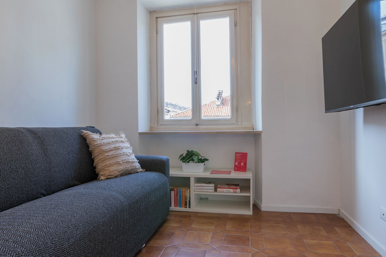 Apartment, 1 Bedroom | Living area | 30-inch TV with satellite channels