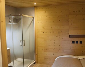 3 bedrooms, in-room safe, iron/ironing board, free WiFi