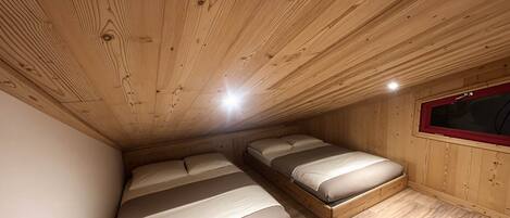 3 makuuhuonetta, tallelokero huoneessa, silitysrauta/-lauta