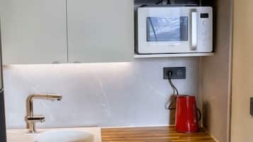 Een koelkast, een magnetron, een oven, een kookplaat