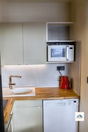 Een koelkast, een magnetron, een oven, een kookplaat