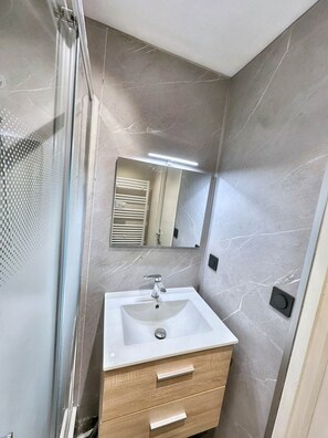 Dusche, Haartrockner, Handtücher