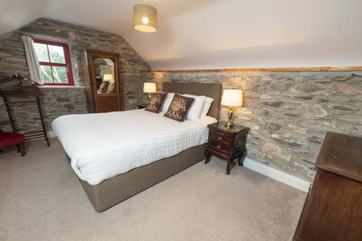 Impressive & expansive Georgian Manor House & Cottage w/ hot tub & gym studio