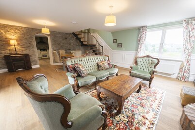 Impressive & expansive Georgian Manor House & Cottage w/ hot tub & gym studio