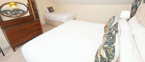 9 habitaciones, tabla de planchar con plancha, wifi y ropa de cama