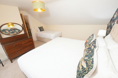 Impressive & expansive Georgian Manor House & Cottage w/ hot tub & gym studio