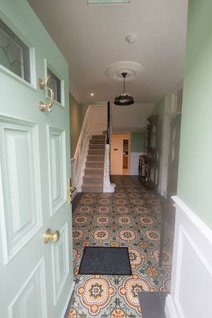 المنشأة من الداخل