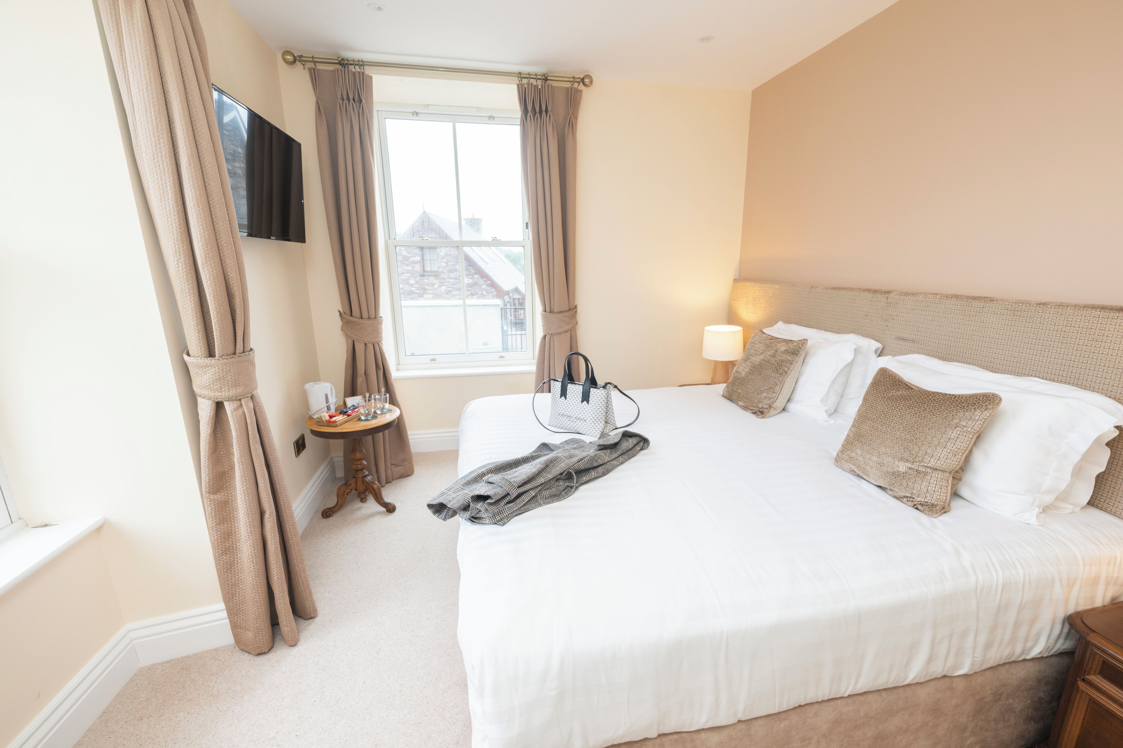 9 bedrooms, iron/ironing board, WiFi, bed sheets