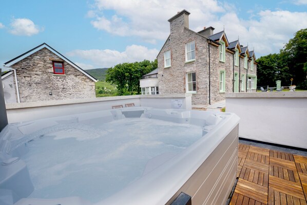 Outdoor spa tub - Impressive & expansive Georgian Manor House & Cottage w/ hot tub & gym studio (Killarney)
