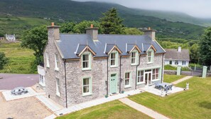 Exterior - Impressive & expansive Georgian Manor House & Cottage w/ hot tub & gym studio (Killarney)