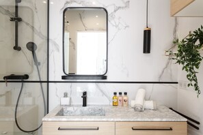 Dusche, Haartrockner, Handtücher, Seife