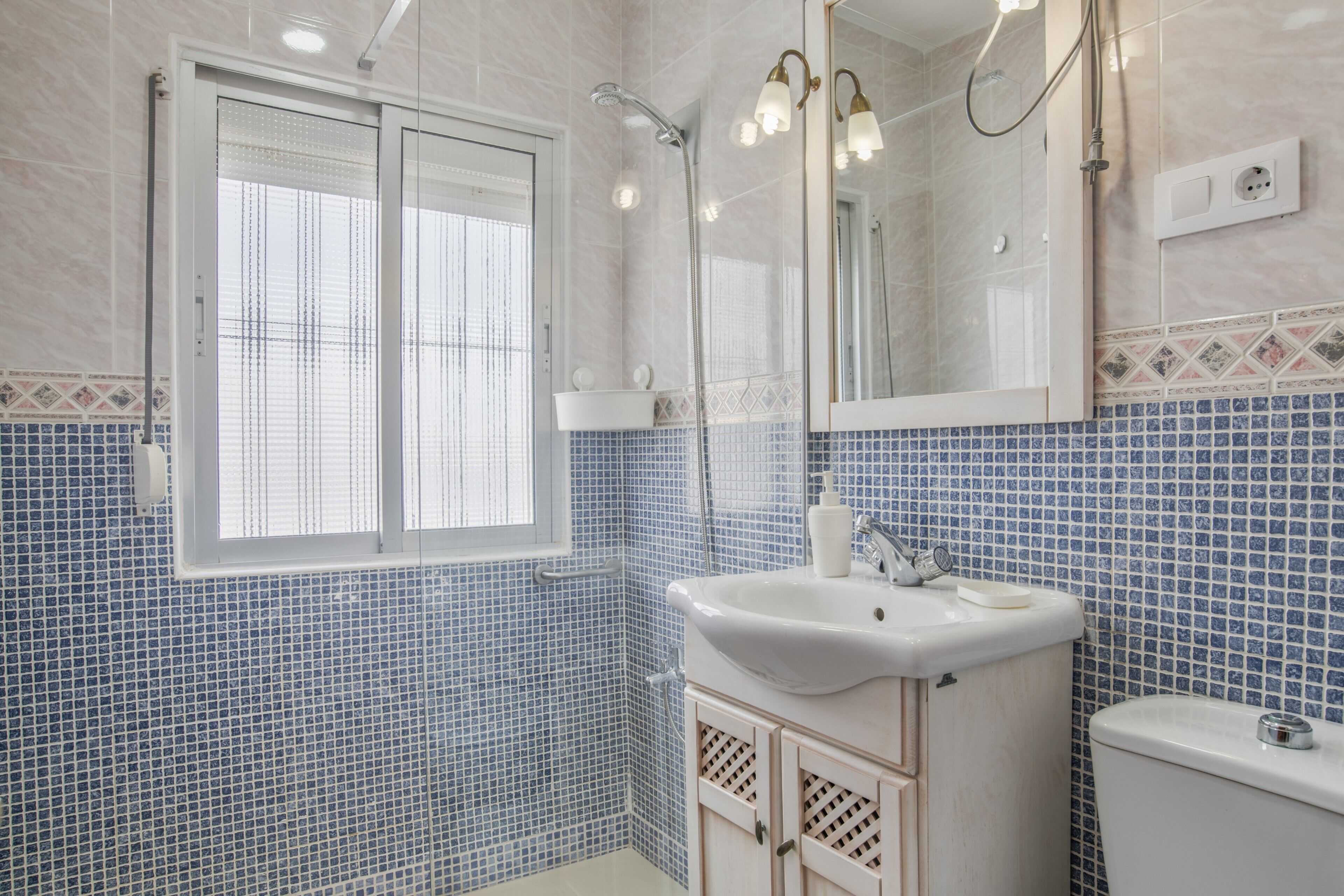 Een douche, een haardroger, handdoeken