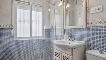 Een douche, een haardroger, handdoeken
