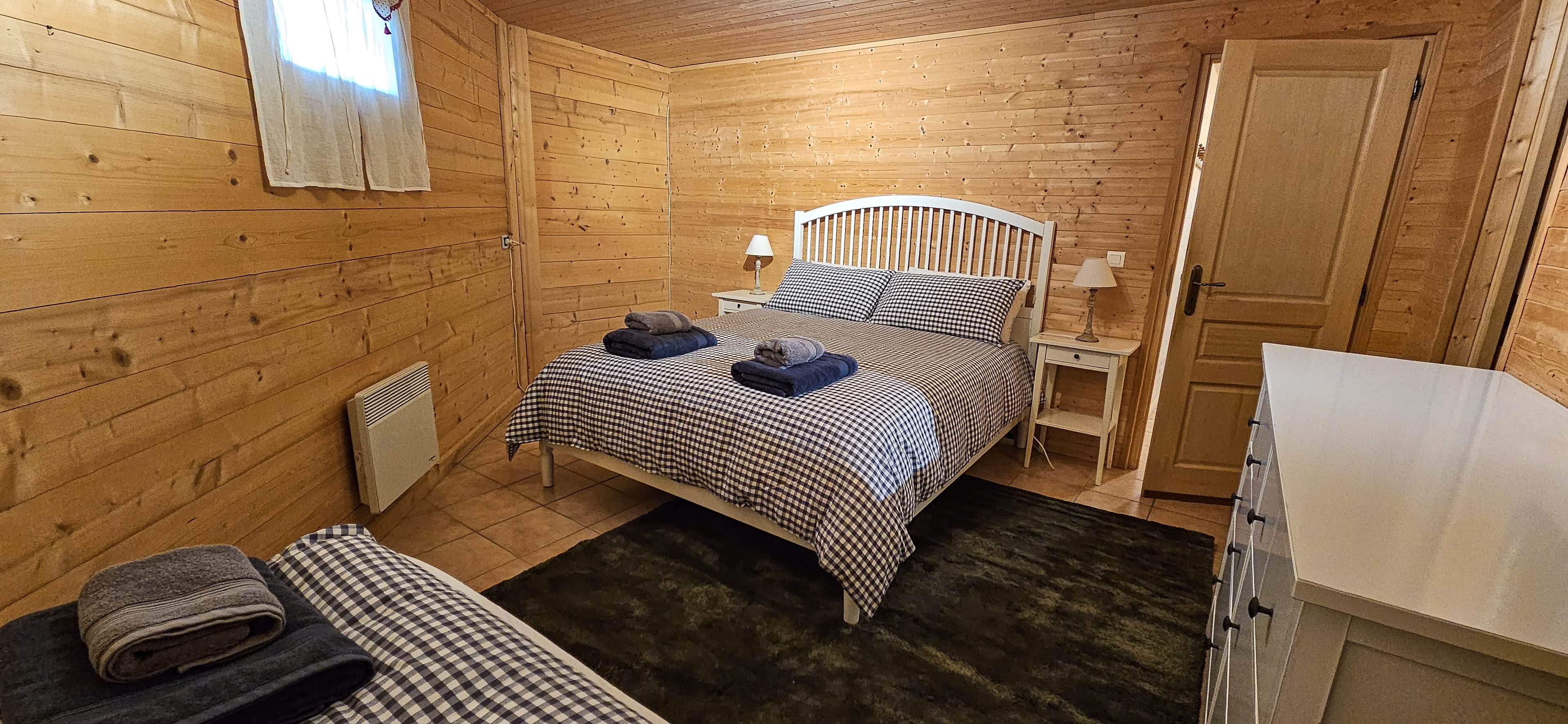 Une petite chambre agréable, avec un lit simple, une table de chevet avec une lampe et un radiateur.