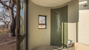 独立的浴缸和淋浴、吹风机、毛巾、肥皂