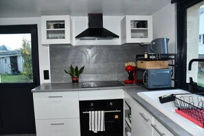 Kühlschrank, Mikrowelle, Ofen, Herdplatte