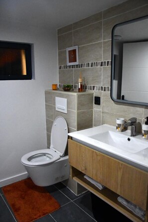 تجهيزات دش، مجففات شعر، مناشف، صابون