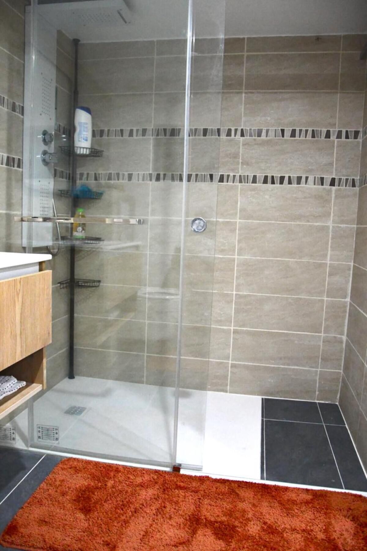 Douche, sèche-cheveux, serviettes fournies, savon