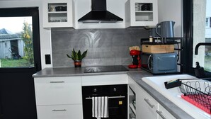 Kaffetrakter/tekoker, kjøleskap, mikrobølgeovn og ovn