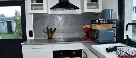 Een koelkast, een microgolfoven, een oven, een kookplaat