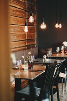 Se sirven desayunos, almuerzos y cenas; cocina italiana