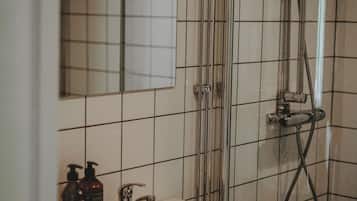 Family Double Room, City View | Bathroom | Towels, soap, shampoo, toilet paper