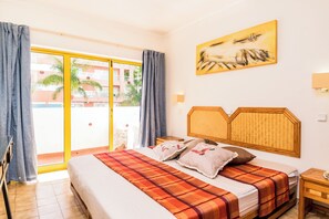 1 bedroom, bed sheets - Kojima Coral Apartment, Praia da Rocha, Portimao (Portimão)