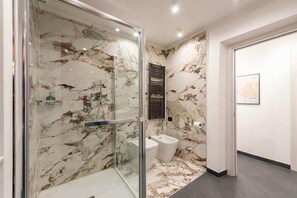 Dusche, Haartrockner, Shampoo