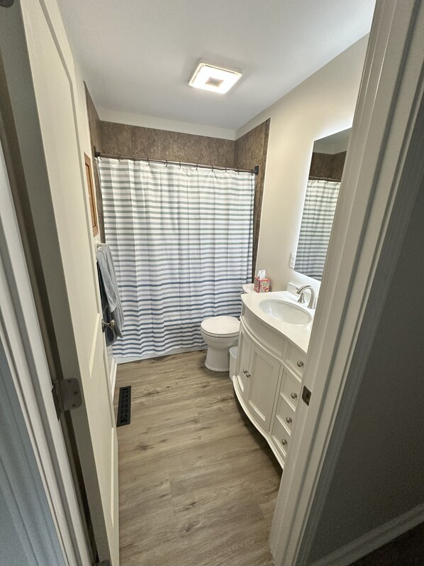 Haartrockner, Handtücher, Seife, Shampoo