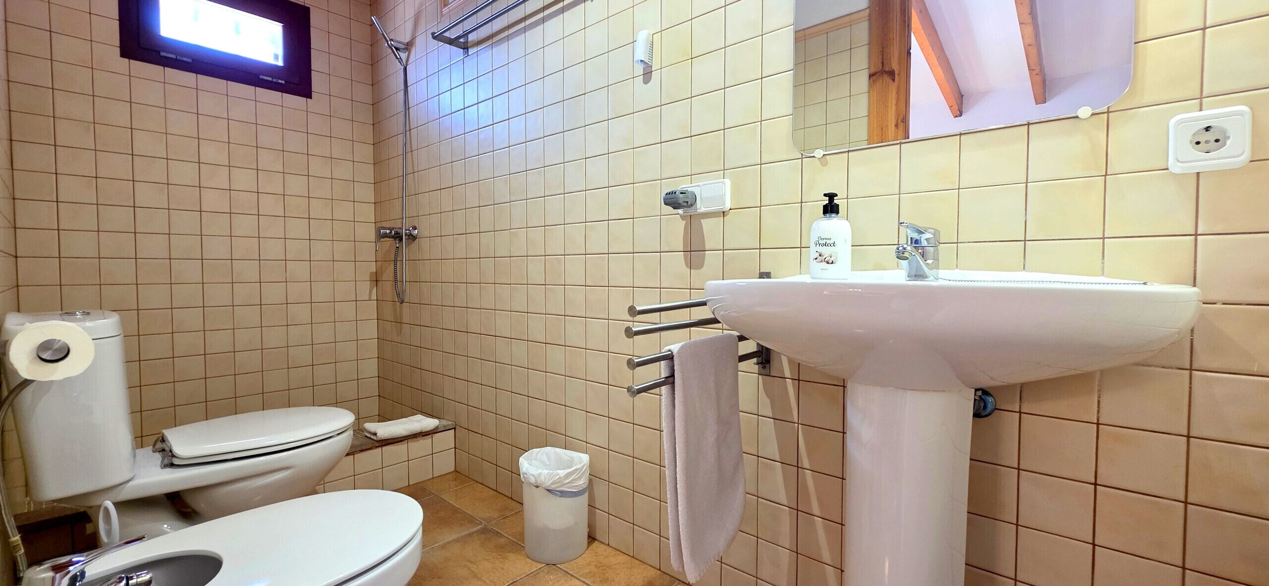 Buồng tắm vòi sen, khăn tắm 