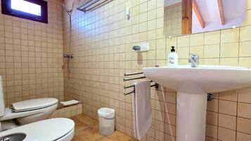 Een douche, handdoeken