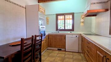 Microwave, dishwasher, coffee/tea maker, high chair