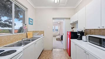 Køleskab, mikrobølgeovn, ovn, kogeplade