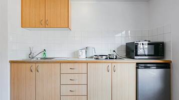 Een magnetron, een kookplaat, een koffiezetapparaat/waterkoker