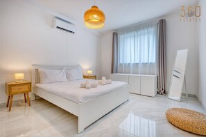 1 chambre, bureau, fer et planche à repasser, lit parapluie