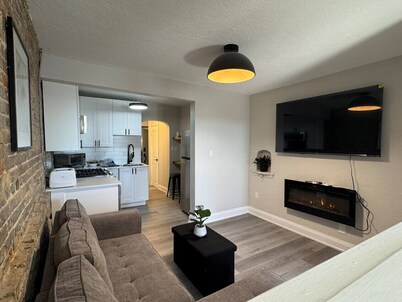 Charming Historic Downtown Apartment 1-BD Retreat