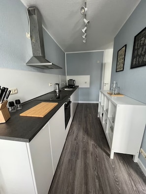 Jääkaappi, uuni, liesi, astianpesukone