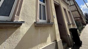 A multi-story building with a beige facade, multiple windows, and a clear sky with some clouds. - Close to downtown | Parking | Up to 4 guests (Chemnitz)