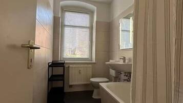 SĂšche-cheveux, serviettes fournies, savon, papier toilette