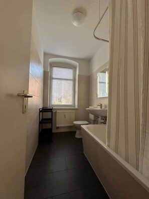 Haartrockner, Handtücher, Seife, Toilettenpapier