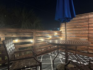 Outdoor dining - Luxury Townhouse near Downtown and Beaches with Hot Tub (Mount Pleasant)