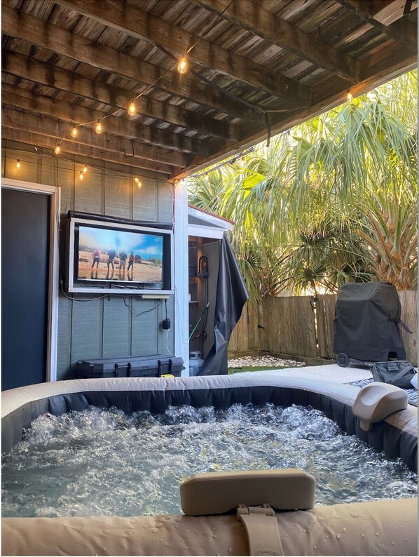 Outdoor spa tub