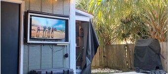 Luxury Townhouse near Downtown and Beaches with Hot Tub