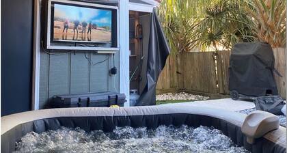 Luxury Townhouse near Downtown and Beaches with Hot Tub